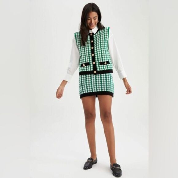 DeFacto Relax Fit Crew Neck Vest with Gold Buttons, Size‎ M - Picture 5 of 15